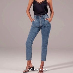 NWT A&F Ultra High Waist Mom Jeans